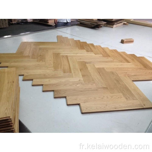 Parquet contrecollé en chêne à chevrons avec finition huilée UV